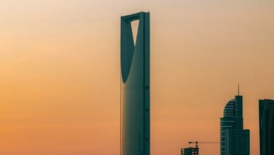 مشهد من الرياض يرمز إلى السوق المالية السعودية