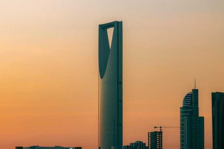 مشهد من الرياض يرمز إلى السوق المالية السعودية