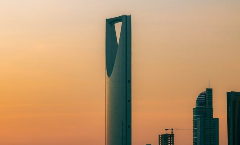مشهد من الرياض يرمز إلى السوق المالية السعودية