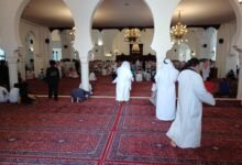 مصلون في مسجد الملك خالد الكبير بالرياض - صورة تعبيرية عن المحافظة على الصلاة في وقتها
