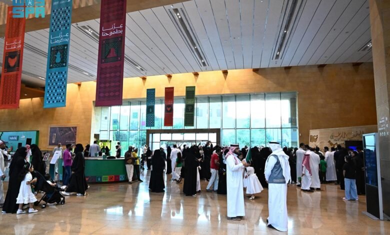 زوار المتحف الوطني السعودي في الرياض خلال فعاليات اليوم الوطني - صورة أرشيفية من واس