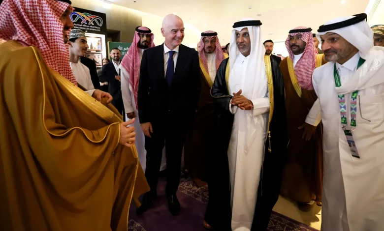 جياني إنفانتينو رئيس FIFA خلال حضوره مباراة السعودية والكويت في خليجي 27 بجدة