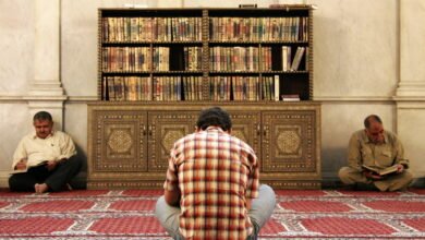 صورة تعبيرية لمصلين يقرؤون القرآن في مسجد ضمن مادة عن فضل ذكر الله