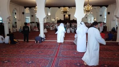 مصلون داخل مسجد في الرياض - صورة تعبيرية عن صلاة الجماعة في المسجد