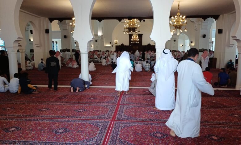 مصلون داخل مسجد في الرياض - صورة تعبيرية عن صلاة الجماعة في المسجد