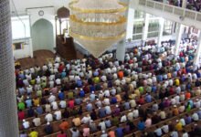 مصلون يؤدون صلاة الجمعة داخل مسجد - صورة حقيقية مرخصة من ويكيميديا كومنز