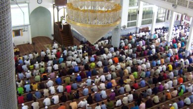 مصلون يؤدون صلاة الجمعة داخل مسجد - صورة حقيقية مرخصة من ويكيميديا كومنز