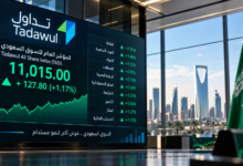 تصميم تحريري يعبر عن أداء السوق السعودية ومؤشر تداول العام
