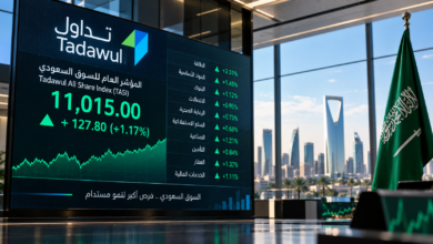 تصميم تحريري يعبر عن أداء السوق السعودية ومؤشر تداول العام