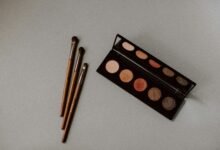 ظلال عيون بدرجات محايدة مع فرش مكياج - صورة تعبيرية لمراجعة Saie SuperSuede Baked Eyeshadow