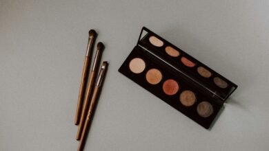 ظلال عيون بدرجات محايدة مع فرش مكياج - صورة تعبيرية لمراجعة Saie SuperSuede Baked Eyeshadow