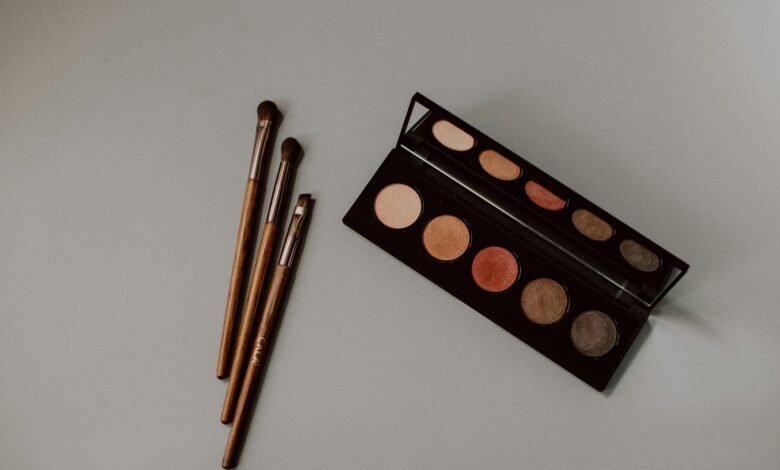 ظلال عيون بدرجات محايدة مع فرش مكياج - صورة تعبيرية لمراجعة Saie SuperSuede Baked Eyeshadow
