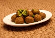صورة تعبيرية لفلافل الحمص المقرمشة؛ تصوير yummyporky، عبر Wikimedia Commons، ترخيص CC BY 2.0