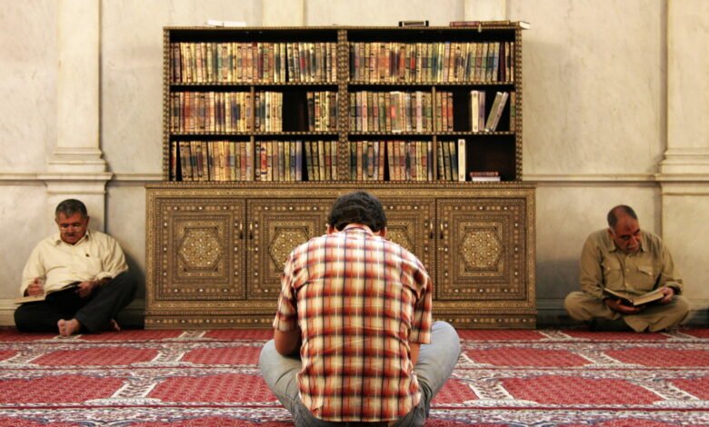 صورة تعبيرية لقراءة القرآن داخل مسجد