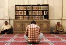 صورة تعبيرية لمصلين يقرؤون القرآن في مسجد ضمن مادة عن التوبة والاستغفار
