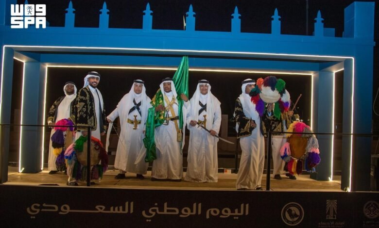 مسيرة الأحساء بمناسبة اليوم الوطني السعودي 96 بمشاركة عروض شعبية وفروسية وسيارات كلاسيكية