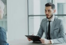 مقابلة توظيف داخل مكتب حديث - صورة تعبيرية