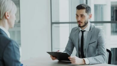 مقابلة توظيف داخل مكتب حديث - صورة تعبيرية
