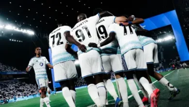 لاعبو نادي نيوم يحتفلون خلال مباراة في دوري روشن السعودي