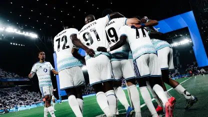 لاعبو نادي نيوم يحتفلون خلال مباراة في دوري روشن السعودي