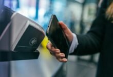 دفع إلكتروني عبر الهاتف - صورة تعبيرية للتقنية المالية