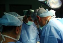 فريق طبي داخل غرفة عمليات جراحية - صورة تعبيرية لبرنامج جراحات القلب للأطفال